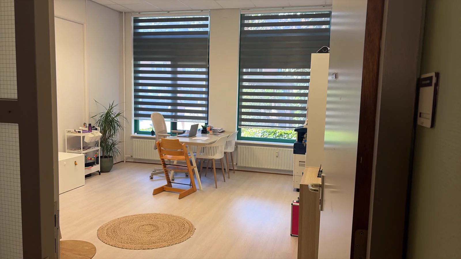 De behandelruimte van Marhaba Logopedie met ramen en werktafel